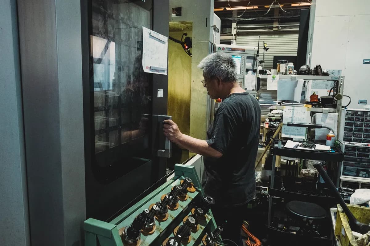 加工機を操作する職人